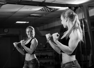 Kaslı kadın egzersiz yapıyor