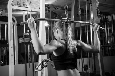 Kaslı kadın egzersiz yapıyor