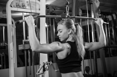 Kaslı kadın egzersiz yapıyor