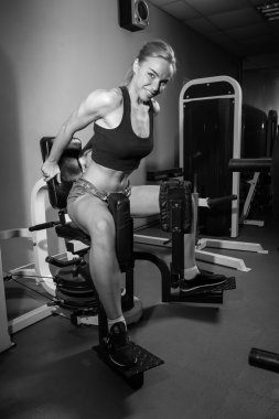 Kaslı kadın egzersiz yapıyor