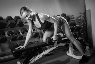 Kaslı kadın egzersiz yapıyor