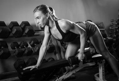 Kaslı kadın egzersiz yapıyor