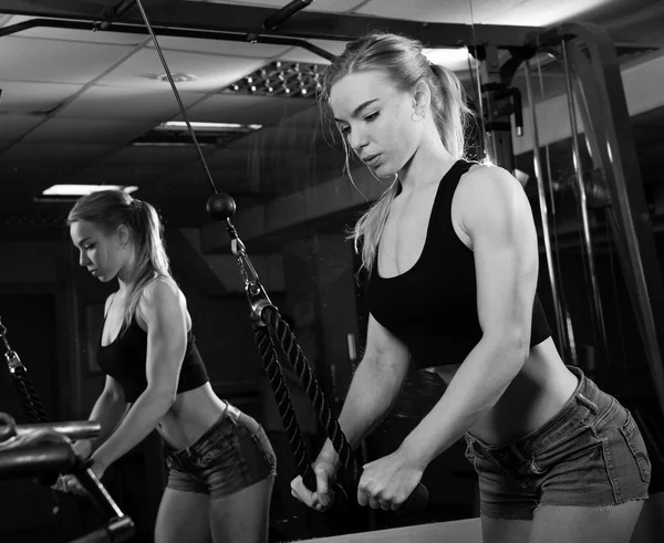 Young muscular woman doing workout — Stock Photo, Image