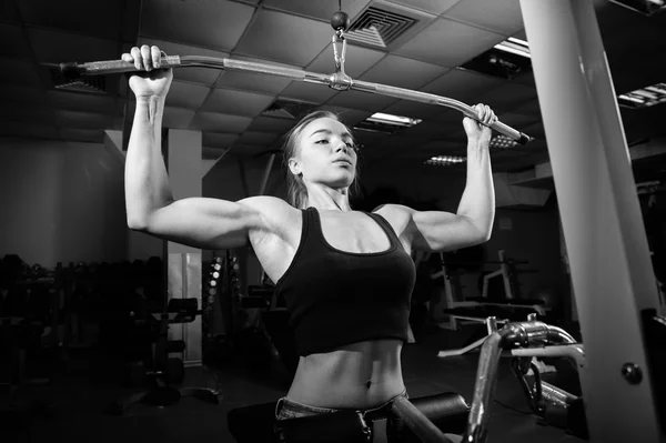 Jeune femme musclée faisant de l'exercice — Photo