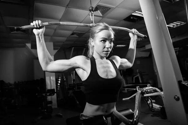 Mujer musculosa joven haciendo ejercicio — Foto de Stock