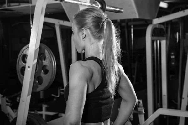 Mujer musculosa joven haciendo ejercicio —  Fotos de Stock