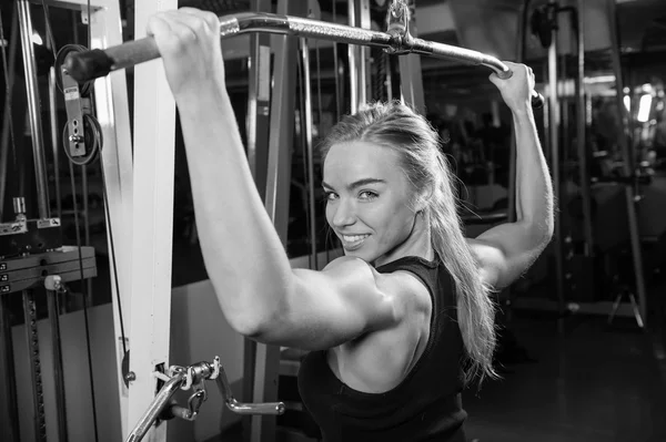 Giovane donna muscolare che fa allenamento — Foto Stock