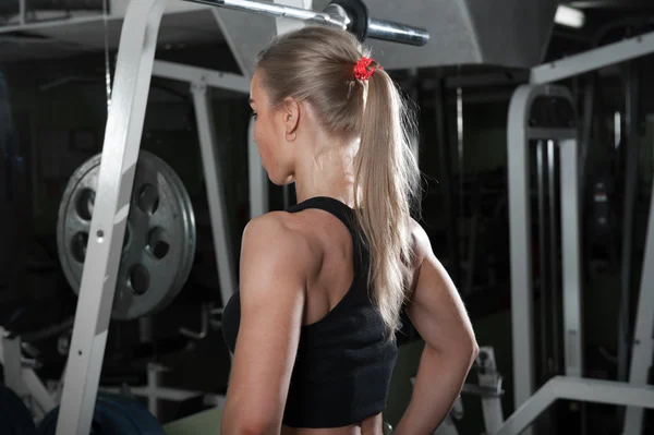 Jovem mulher muscular fazendo treino — Fotografia de Stock