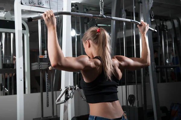 Jeune femme musclée faisant de l'exercice — Photo