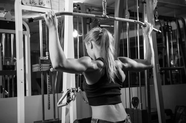 Mujer musculosa joven haciendo ejercicio — Foto de Stock