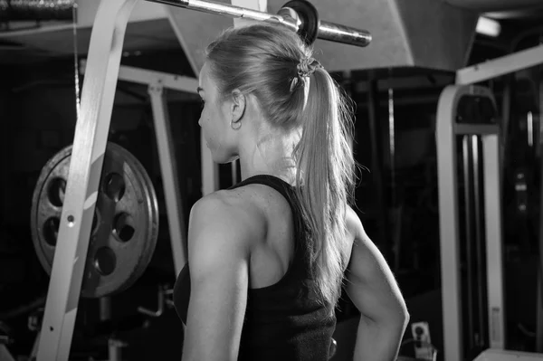 Young muscular woman doing workout — Stock Photo, Image