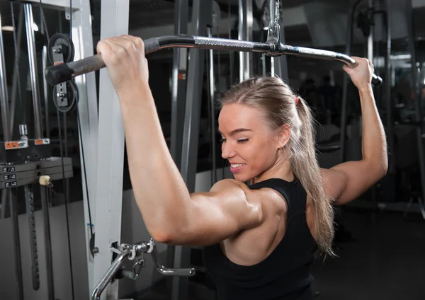 Jovem mulher muscular fazendo treino — Fotografia de Stock