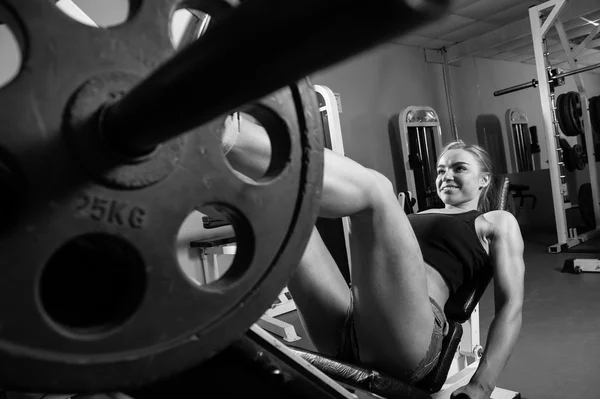 Young muscular woman doing workout — Stock Photo, Image