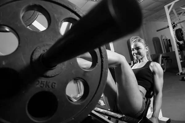 Young muscular woman doing workout — Stock Photo, Image