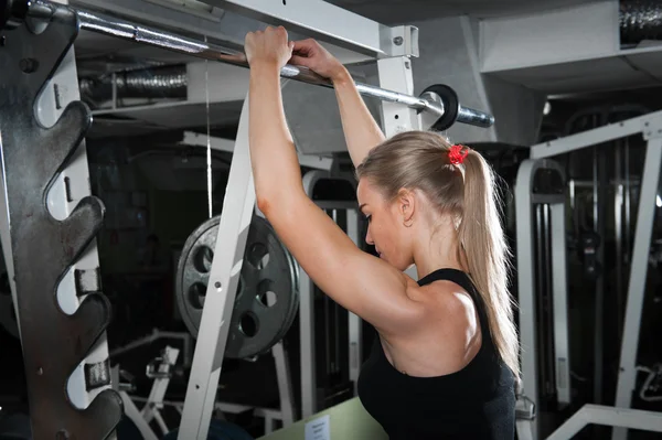 Jovem mulher muscular fazendo treino — Fotografia de Stock