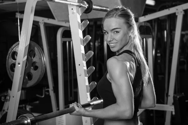 Mujer musculosa joven haciendo ejercicio —  Fotos de Stock