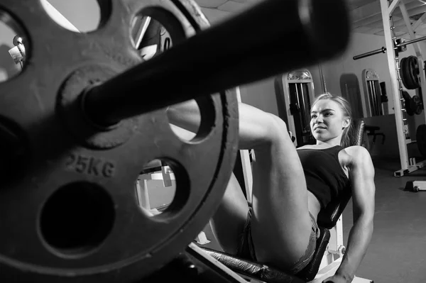 Giovane donna muscolare che fa allenamento — Foto Stock