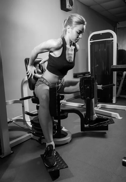 Ung muskulös kvinna träning — Stockfoto