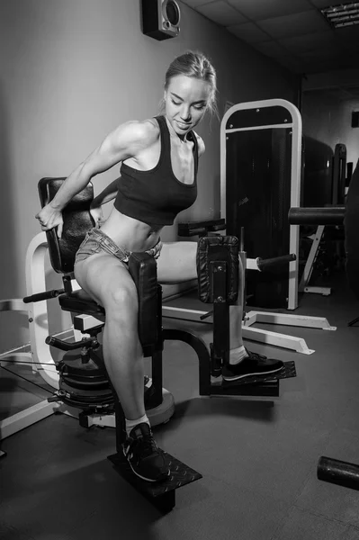 Young muscular woman doing workout — Stock Photo, Image