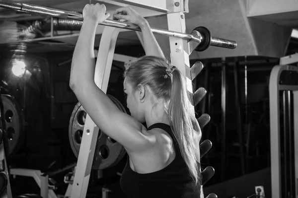 Mujer musculosa joven haciendo ejercicio — Foto de Stock