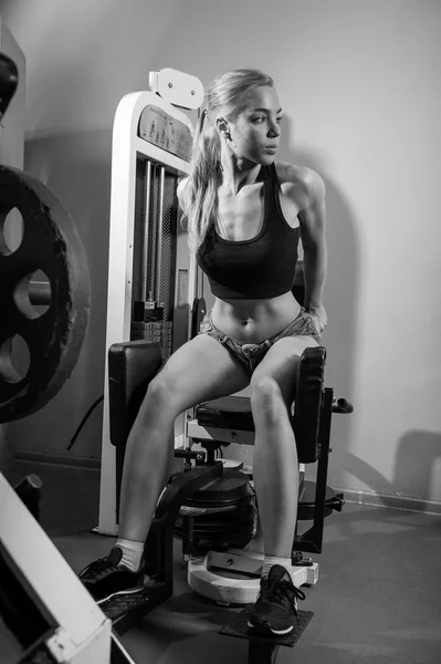 Kaslı kadın egzersiz yapıyor — Stok fotoğraf