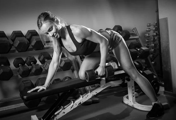 Ung muskulös kvinna träning — Stockfoto