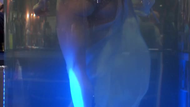 Femme flottant dans l'eau 