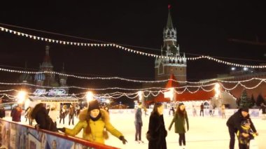 Kızıl Meydan pistinde üzerinde insanlar paten