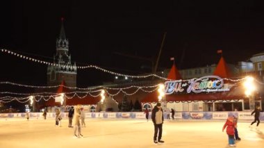 Kızıl Meydan pistinde üzerinde insanlar paten