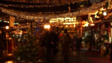 İnsanlar Noel adil eski şehirde ziyaret