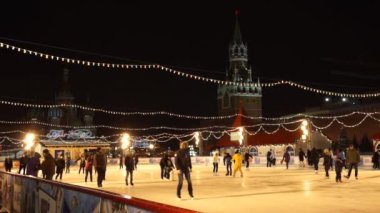 Kızıl Meydan pistinde üzerinde insanlar paten