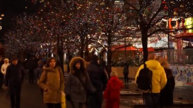 İnsanlar kızıl meydan üzerinde Noel Fuarı ziyaret edin