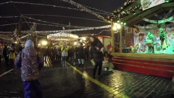 İnsanlar kızıl meydan üzerinde Noel Fuarı ziyaret edin — Stok video