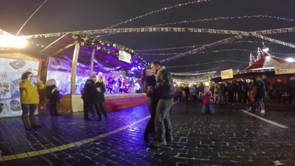 Människor besöker Christmas Fair på Röda torget — Stockvideo