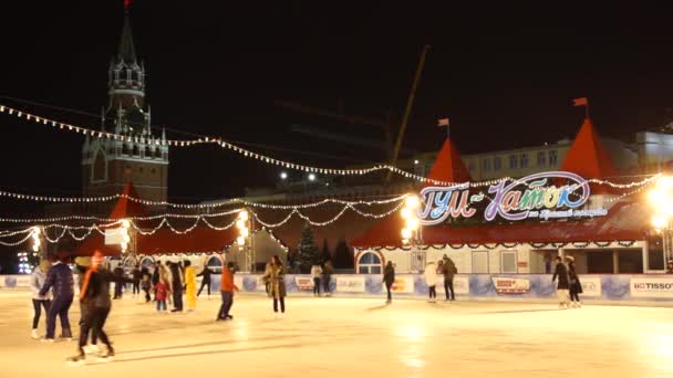 La gente patina en la pista de patinaje en Red Square — Vídeos de Stock