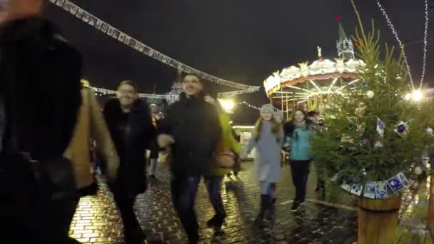 As pessoas visitam a Feira de Natal na Praça Vermelha — Vídeo de Stock