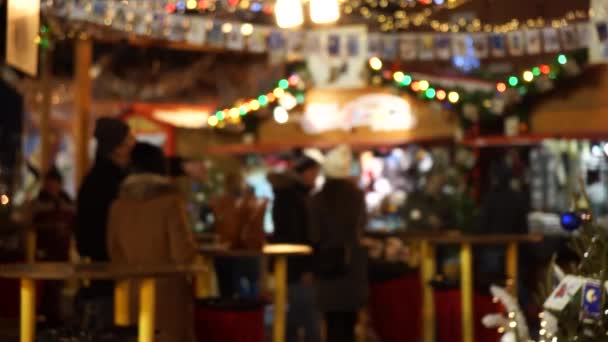 La gente visita la Feria de Navidad en el casco antiguo — Vídeo de stock