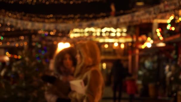Personer som besöker mässan jul i gamla stan — Stockvideo