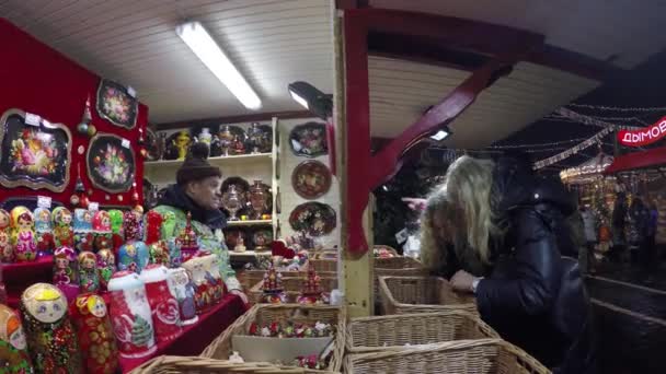 Les gens visitent la Foire de Noël sur la Place Rouge — Video
