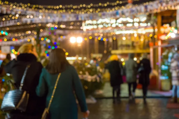 Människor besöker Christmas Fair — Stockfoto