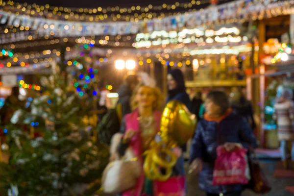 Menschen besuchen Weihnachtsmarkt — Stockfoto