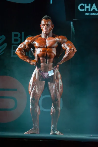 Athlet nimmt am Bodybuilding-Meistercup teil — Stockfoto