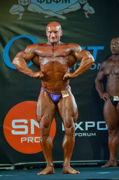 Athlet nimmt am Bodybuilding-Meistercup teil — Stockfoto