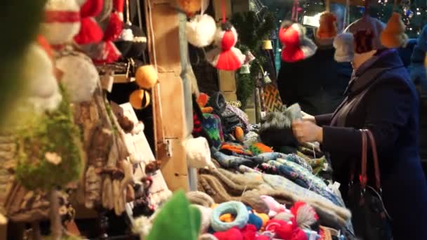 Γυναίκα αγοράζει σουβενίρ στο δίκαιη Χριστούγεννα — Αρχείο Βίντεο