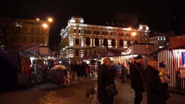 Les gens visitent la Foire de Noël dans la vieille ville — Video