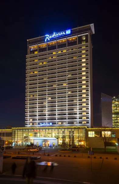 Hotel Radisson Blue v noci — Stock fotografie