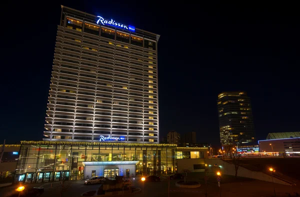 Radisson Blue hotel at night — Stock Photo, Image