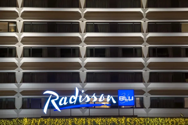Radisson Blue Hotel bei Nacht — Stockfoto