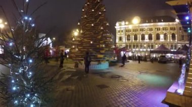 İnsanlar Noel pazarı ziyaret