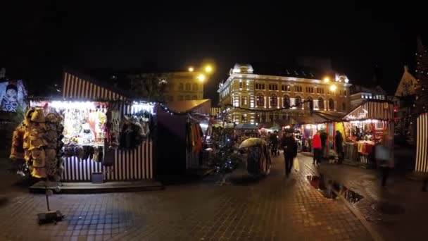 As pessoas visitam o mercado de Natal na cidade velha — Vídeo de Stock